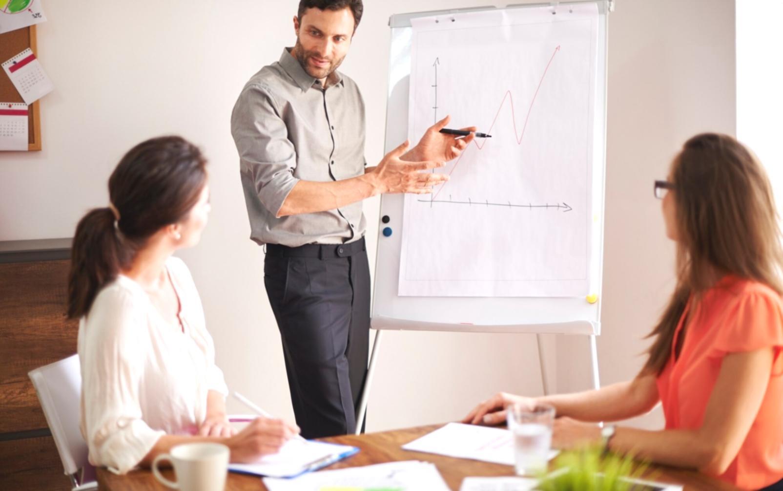 Equipo de goraiqosent trabajando en planificación financiera estacional para clientes